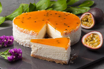 Tender cheese mass on a crispy base with a mango-passion fruit coolie filling. Decorated with passion fruit seeds on top