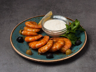 shrimp fried in soy sauce, with olives and sour cream-garlic sauce