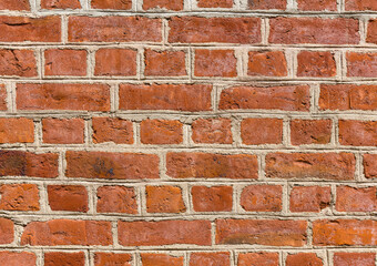 Wand oder Mauer aus roten Backsteinen oder Ziegeln mit breitenr Fugen