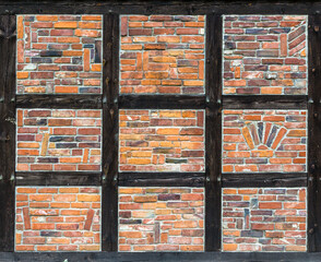 Wand aus Fachwerk mit unterschiedlichen angeordneten Ziegel