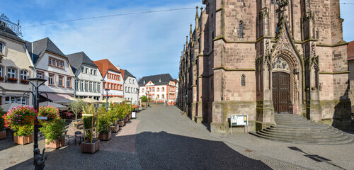 Stadt St. Wendel, Saarland, Deutschland – Panorama Fruchtmarkt mit Wendalinusbasilika Dom im Sommer - obrazy, fototapety, plakaty