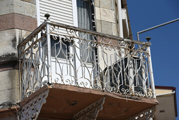 historische Fassaden und Balkone in Izmir, Türkei