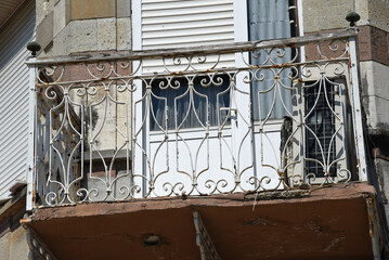 historische Fassaden und Balkone in Izmir, Türkei