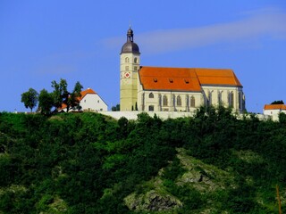 Fototapeta na wymiar Wallfahrtskirche am Bogenberg in Niederbayern