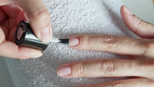 manicure, malowanie paznokci