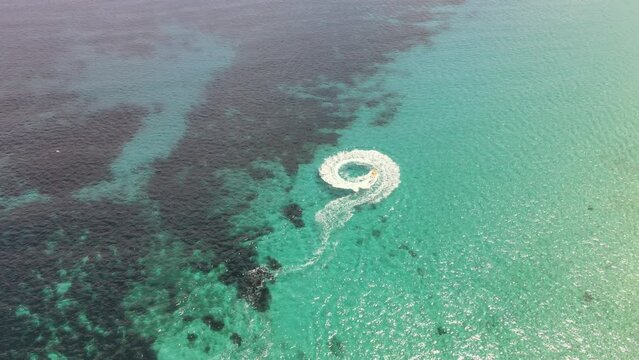 Luftaufnahme Boot auf dem Meer im Sommer