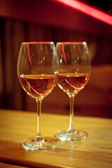 Dvuhbokala white wine on a wooden table.