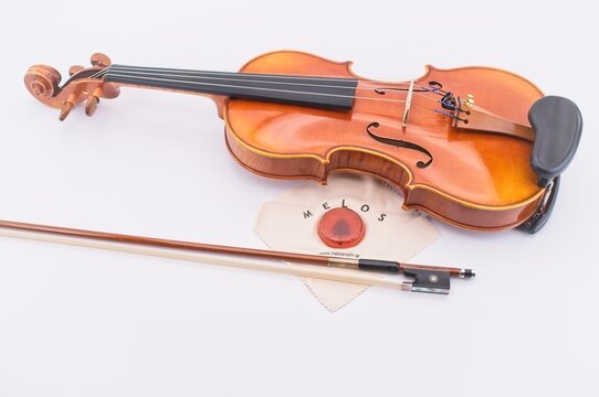 violino acustico, archetto in pernambuco e colofonia su tavolo bianco - strumenti ad arco