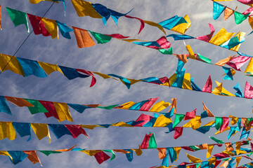 Vários varais com bandeirolas, decoração para as festas juninas. Quadrilha - uma festa típica brasileira.