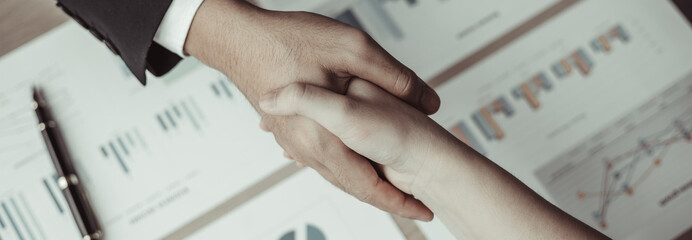 Naklejka premium Business personage handshake, Asian business women congratulate on being a corporate partnership with European male investors, Friendship, Sign language greetings, Successful business negotiations.