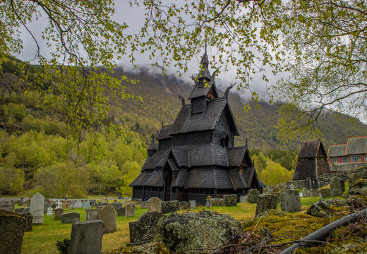 Kosci&oacute;ł klepkowy w Borgund w Song og Fjordane z 1180 roku.