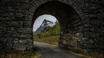 Fototapeta na wymiar Historyczne drogi w dolinie Lærdal (Norwegia).