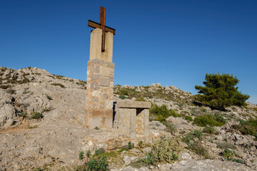Fototapeta na wymiar cruz en memoria de la antigua capilla de San Salvador del siglo XIII, Coll des Card –Colers, Mallorca, balearic islands, Spain