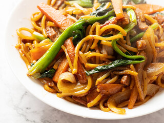 stir fried noodles with vegetables