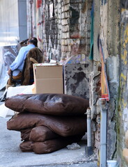 Schlafender Obdachloser in einer trostlosen Gasse