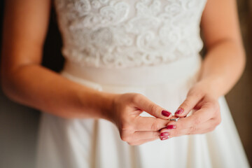 hands of the bride