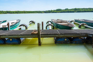 Boote am Steg im See