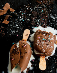 eis am stil mit schokoladenglasur schmilzt in großer hitze