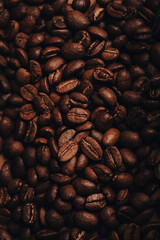 Close up de Granos de café, oscuro, recién tostados, macro, textura para fondo