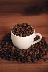 Taza blanca de café, llena de granos de café, cerámica, encima de café, close-up 
