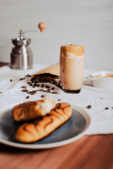 Vaso de Café Dalgona, Delicioso café coreano, café frío, con fondo blanco, rodeado de granos de...