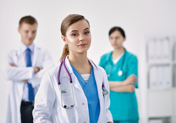 Fototapeta premium Attractive female doctor in front of medical group
