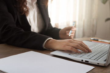 Mujer trabajando en una computador portátil