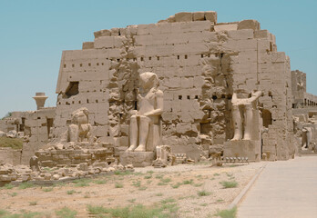 egypt luxor pharaoh statue ancient city