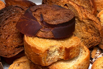 Torrada feita de pão francês, torrada feita em casa, torrada de pão velho