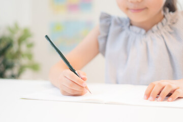 リビング学習している楽しそうな女の子の写真
