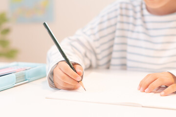 リビング学習している小学生の女の子の写真