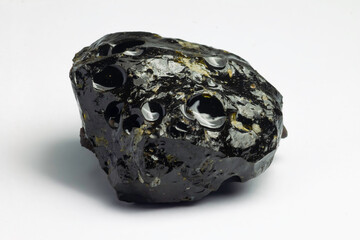 roca de obsidiana en estado natural con textura de burbujas