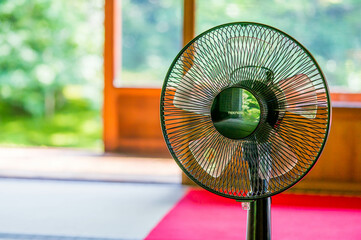 夏の京都 お寺の和室にある扇風機
