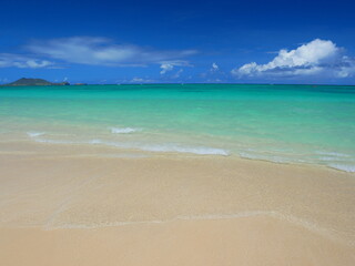 ハワイ、オアフ島、晴天のラニカイビーチ