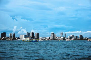 Obraz premium pattaya city over the sea with blue sky 
