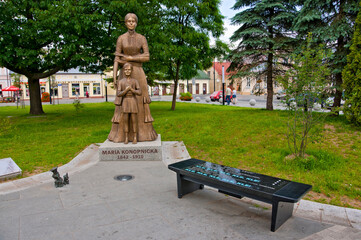Obraz premium Statue of a person Maria Konopnicka i Suwałki, Poland