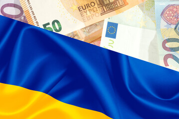 Flagge der Ukraine und Euro Geldscheine