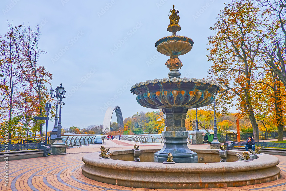 Wall mural The Termen Fountain in front of Arch of Freedom, Kyiv, Ukraine