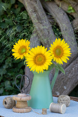 Sonnenblumenstrauß im vintage Krug im Garten