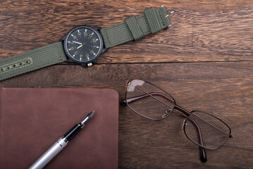 腕時計と眼鏡と筆記具