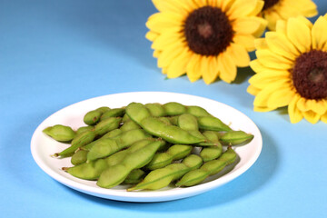 皿に盛った枝豆とヒマワリ