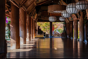 秋の奈良県・長谷寺で見た、厳かな雰囲気の本堂と背景の紅葉