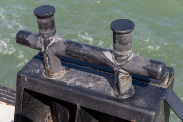 Low and sturdy column, for the mooring of ships both on board and from the ground