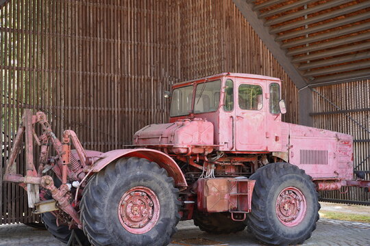 Kirowez K-700, sowjetischer Traktor vor dem Argarmuseum in Wandlitz am 17.07.2022