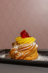 Zeppola napoletana artigianale cotta al forno guarnita con crema pasticciera e amarene candite