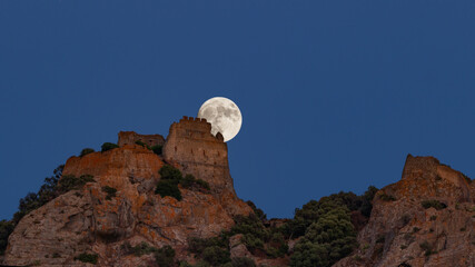 Super Luna del Cervo sulle rovine del castello di Acquafredda