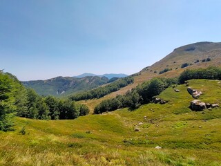 Obraz premium veduta panoramica dal passo boccaia alto appennino modenese al confine con la toscana