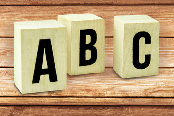 Symbolik mit A B C Buchstaben auf Holz