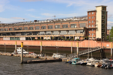 Fototapeta premium Historischer Bremer Freihafen im Wandel; Blick über den Europahafen zum umgebauten Speicher 1 im Sommer 2022 in der heutigen Überseestadt