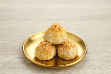 Pia Crispy with cheese filling, pastry with layered smooth skin texture, sweet and savory
